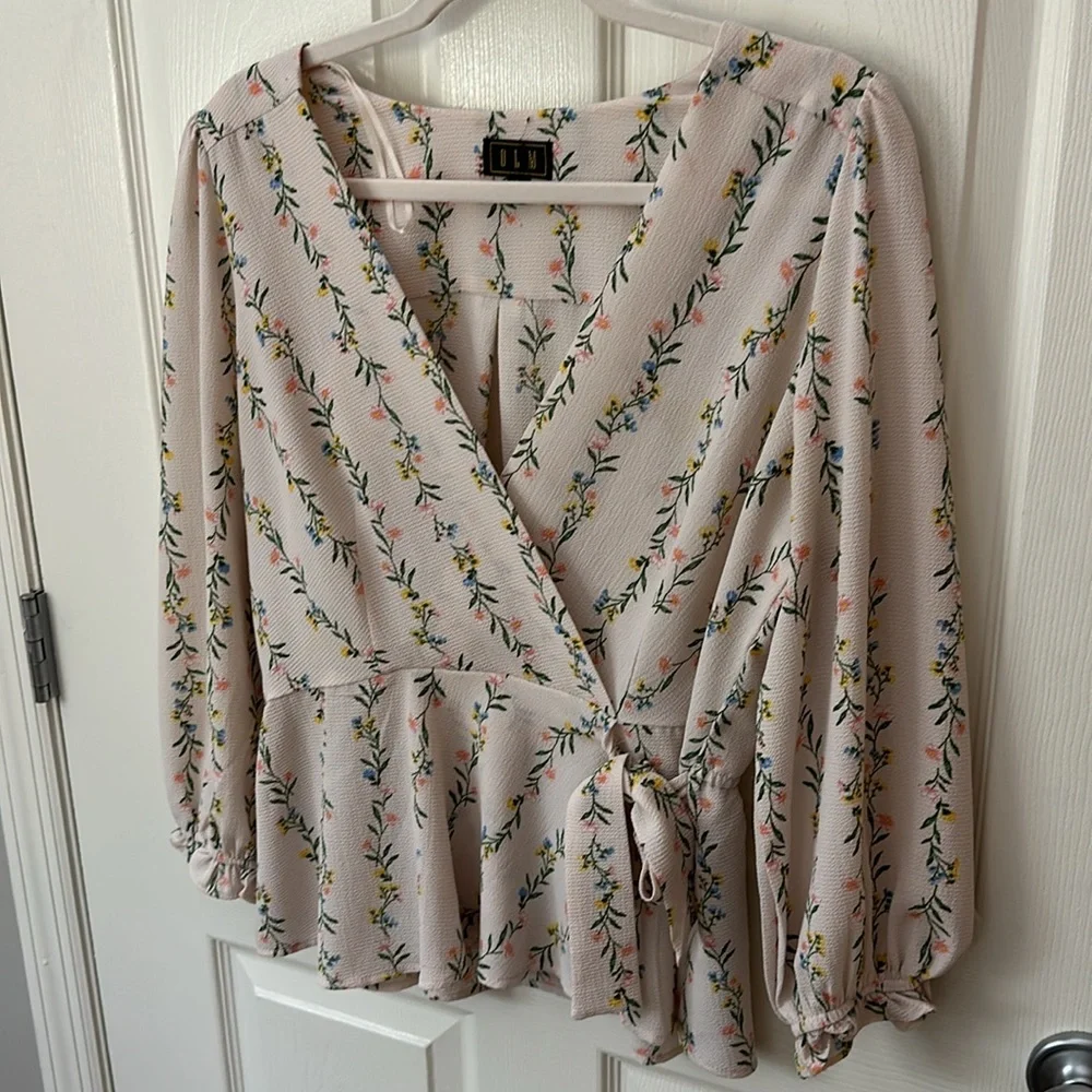 SOLD 💚 OLM Light Pink Floral Wrap Flattering Peplum Top L - Picture 6 of 11